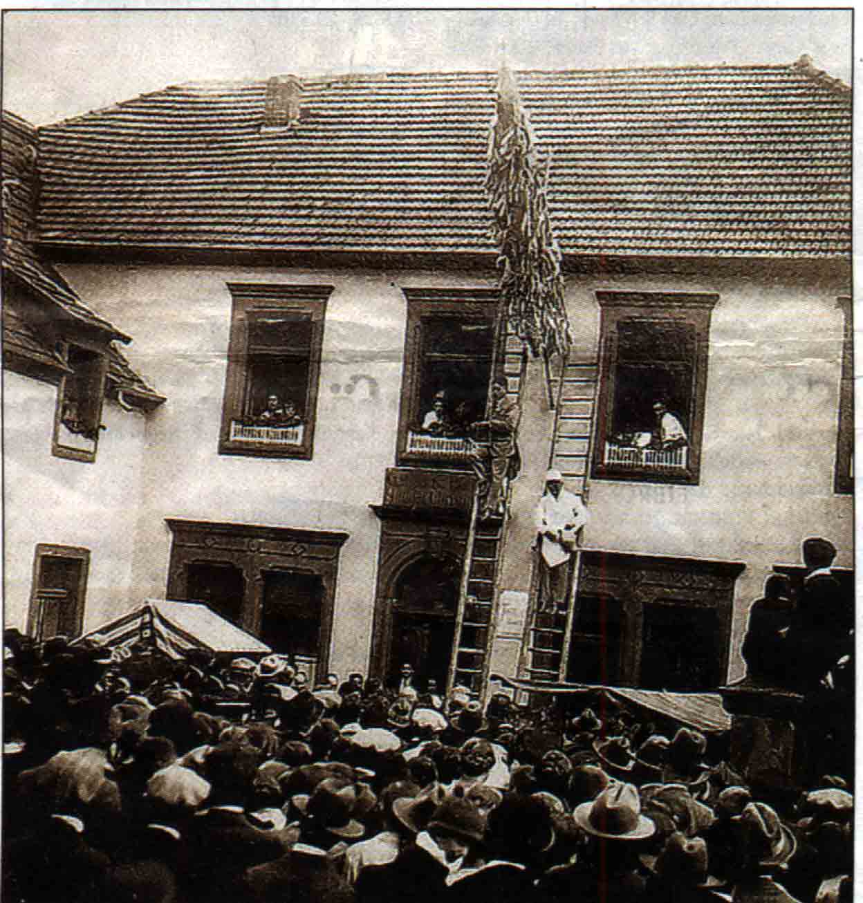 Eine gro&szlig;e Zahl von Zuh&ouml;rern verfolgt 1930 die Strau&szlig;rede am Gasthaus Christmann