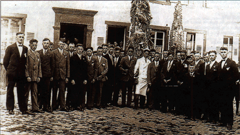 Die Strau&szlig;buben des Jahres 1930 in 'P&auml;chters Hof'.