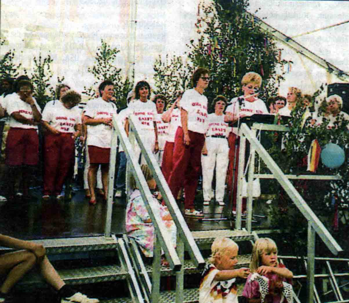 Die Landfrauen halten 1990 die Strau&szlig;rede im Zelt.